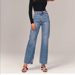 Abercrombie 	
90s Ultra High Rise Relaxed Jeans
ColorMEDIUMWASH
Size27Short